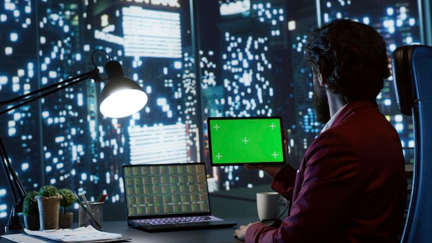 مقارنة شاملة لأدوات مراقبة مواقع الويب: دليل شامل لمديري تقنية المعلومات